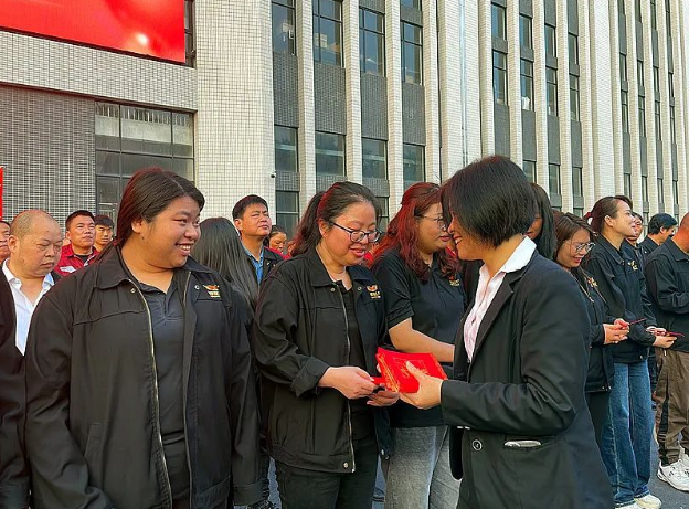 為全體員工派發(fā)開工大“利是”